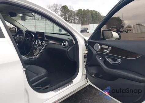 2016 Mercedes-Benz C 300 Luxury 4Matic z USA, uszkodzony, nr VIN 55SWF4KB8GU165786